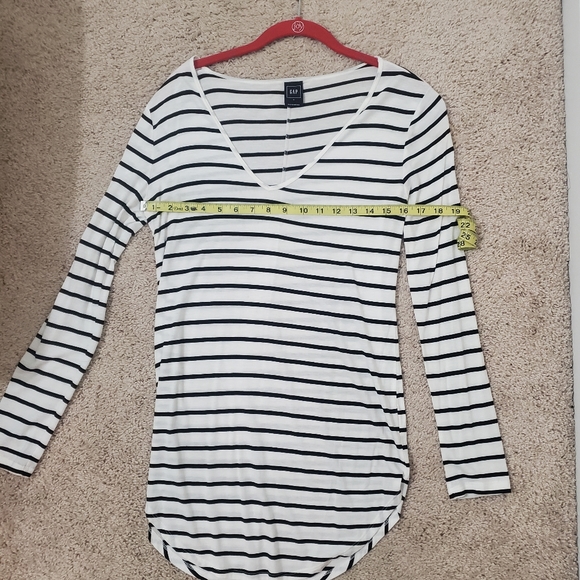 Gap Women's Stripe V Neck Top Size Small - Picture 4 of 5